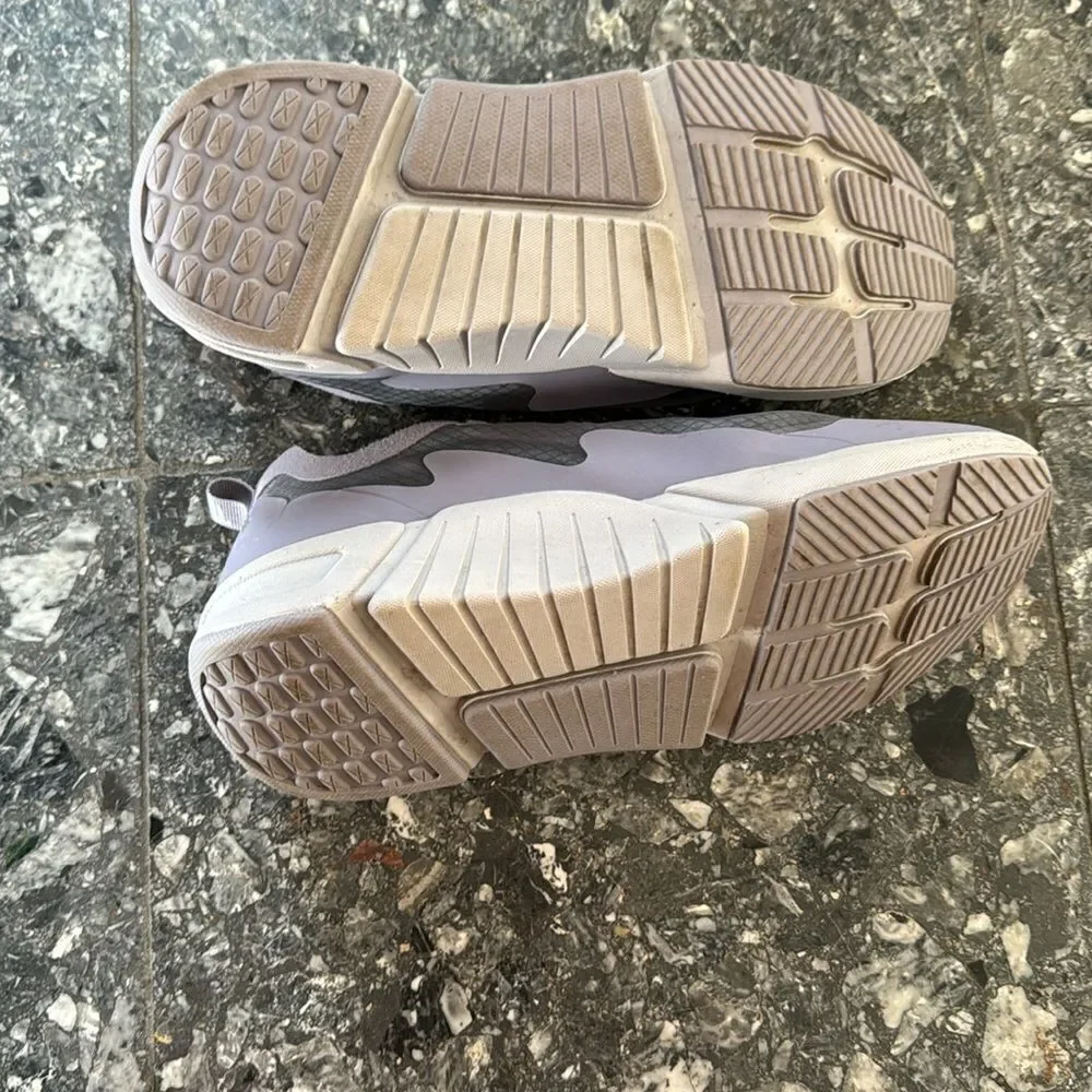 Fabletics Larchmont Performance Sneaker. Light plum. Mesh insets. Lace-up. 7.5